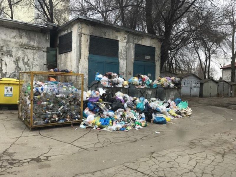 Из Кишинева перестали вывозить мусор, отходы уже вешают на заборы