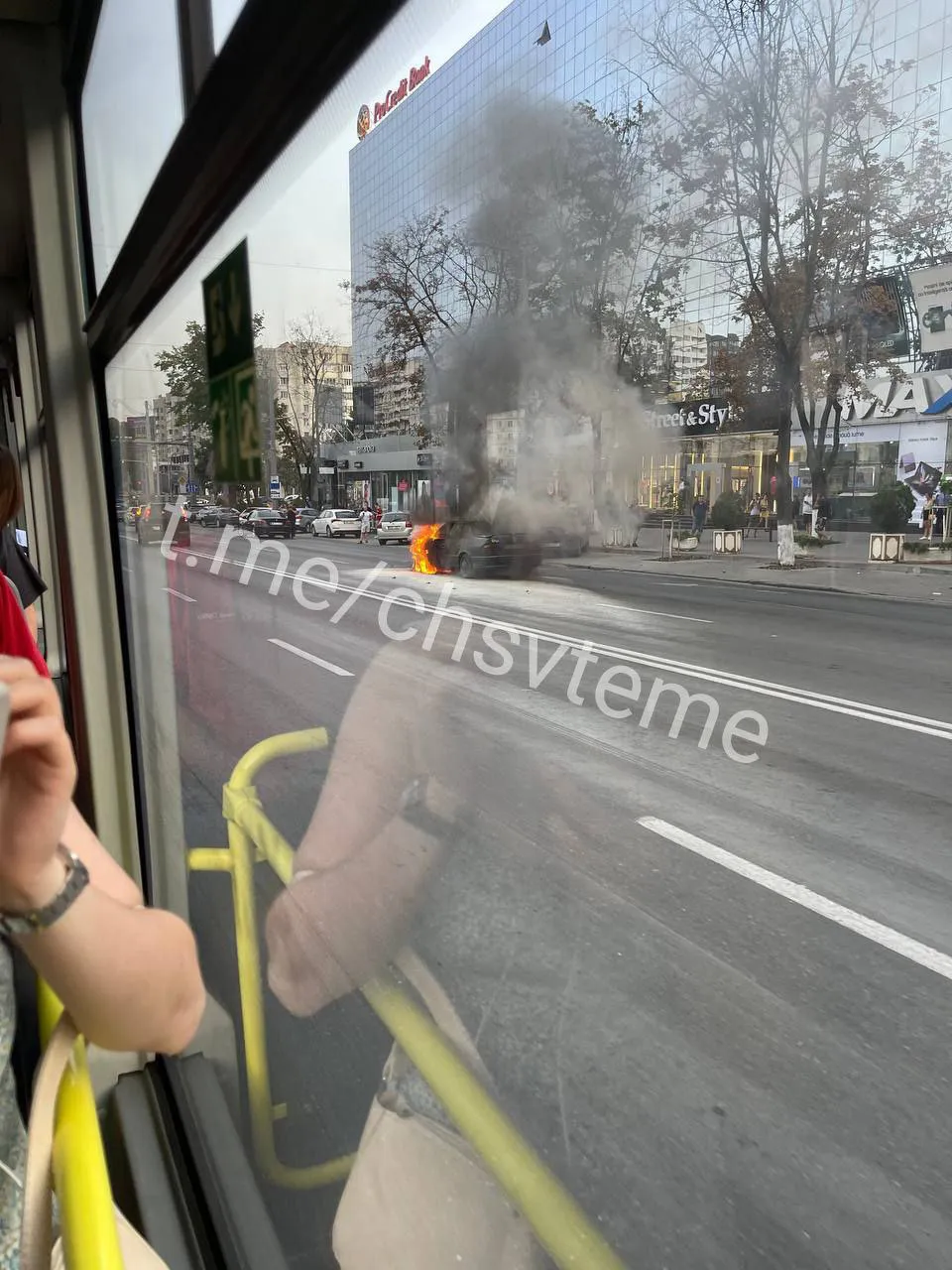 В центре Кишинева загорелся автомобиль