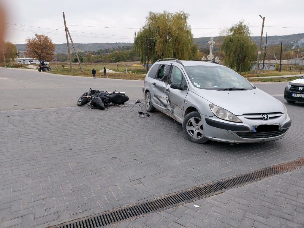 В Сынжерейском районе мотоциклист врезался в припаркованную машину
