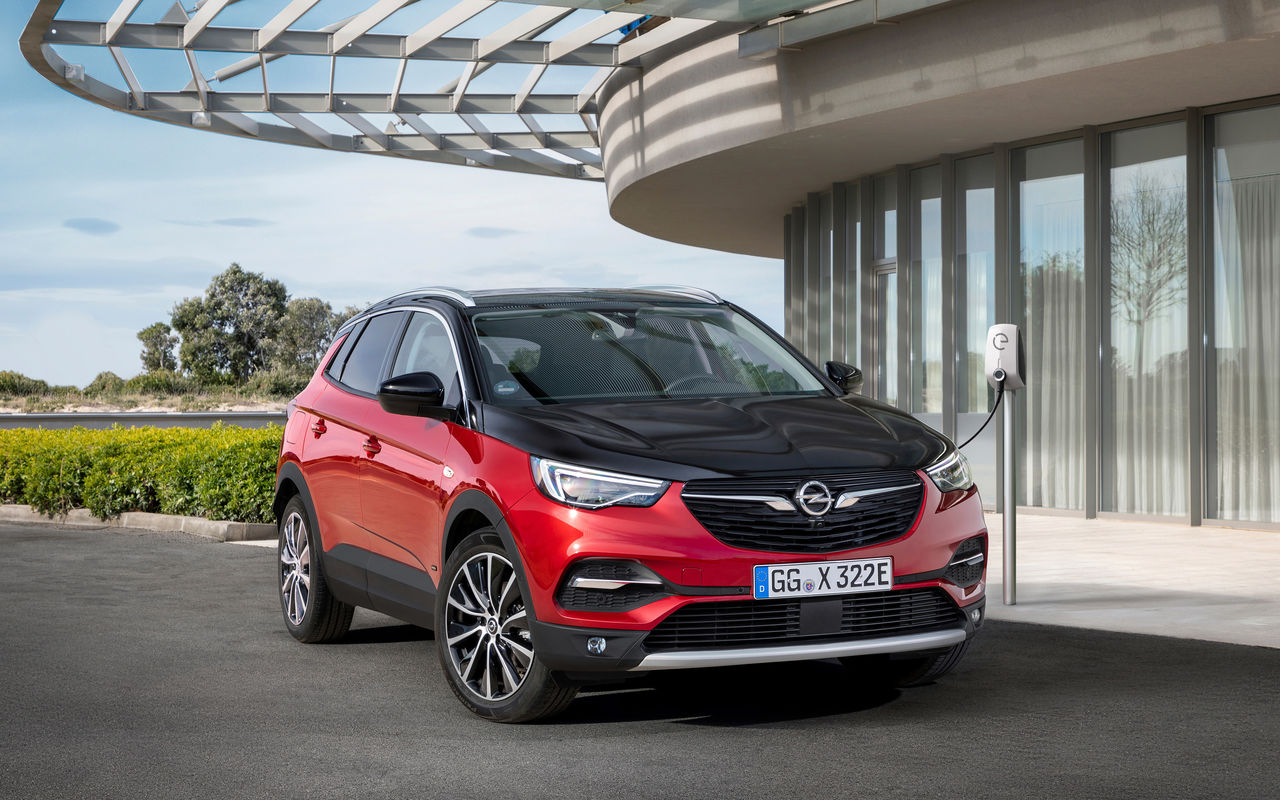 Opel выпустил первый в своей истории подключаемый гибрид