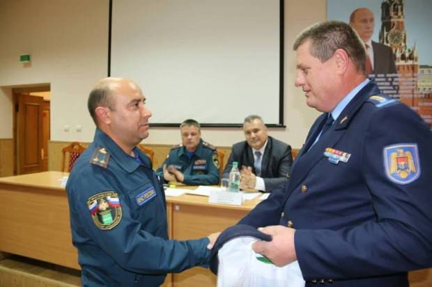 ГИЧС наградил российских спасателей за помощь, оказанную при ДТП в Калуге