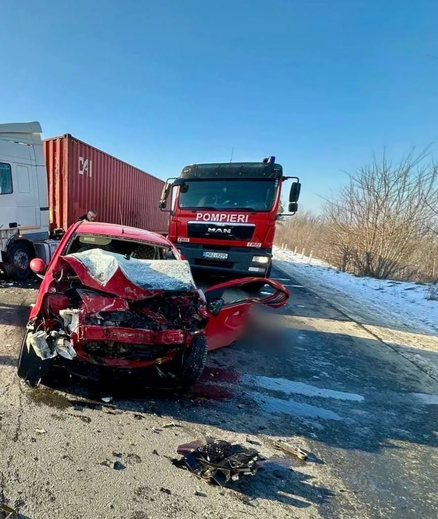 Accident la Anenii Noi: O șoferiță a murit după ce s-a lovit frontal cu un camion