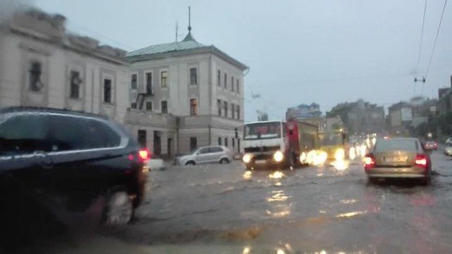 В Черновцах после проливного дождя вода затопила десятки улиц