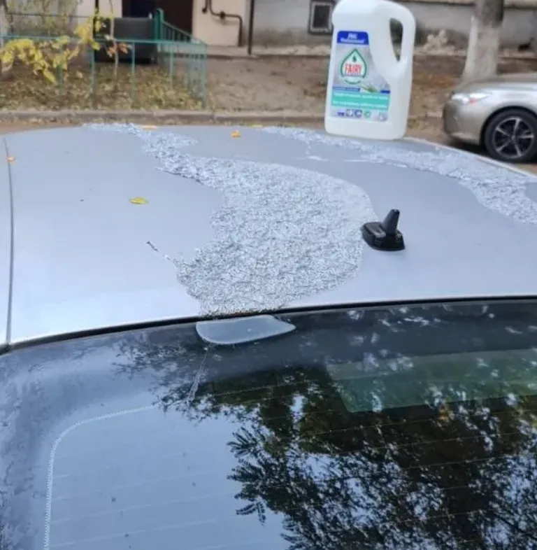 В Кишиневе припаркованную во дворе машину облили неизвестным химвеществом