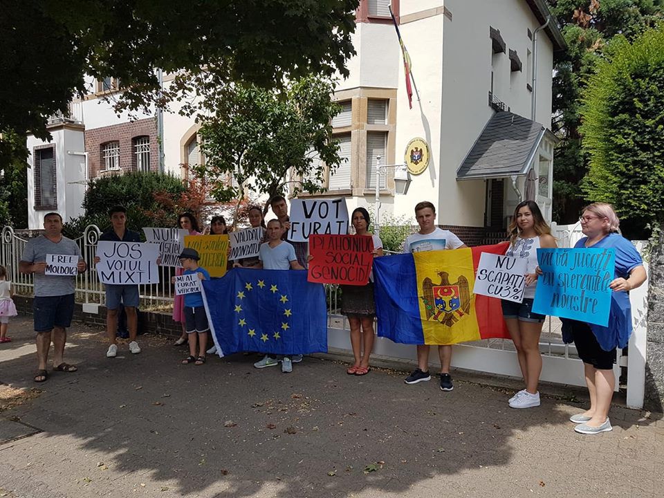 Молдавская диаспора провела протесты в трех европейских городах