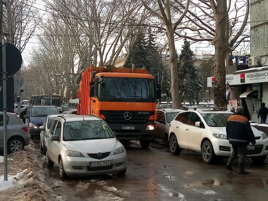 Хаотично припаркованные авто стали причиной цепной пробки в самом центре столицы