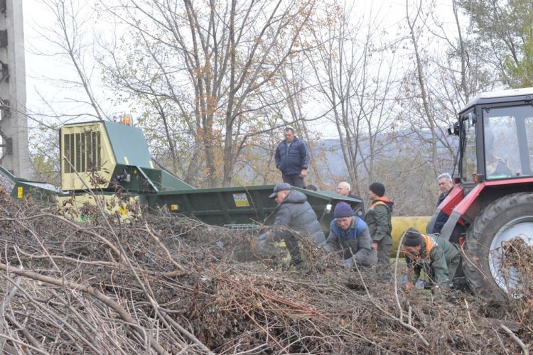 Primăria a cumpărat un tocator pentru măcinarea crengilor căzute în urma intemperiei din aprilie