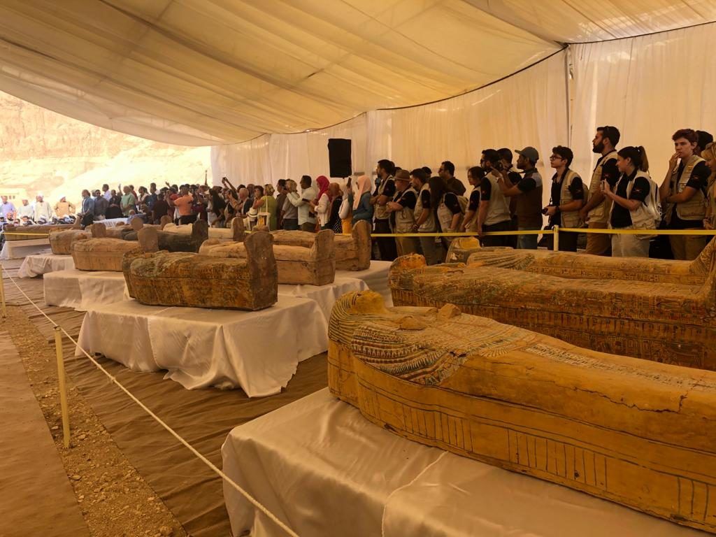 Египетские археологи открыли перед журналистами 2600-летний саркофаг