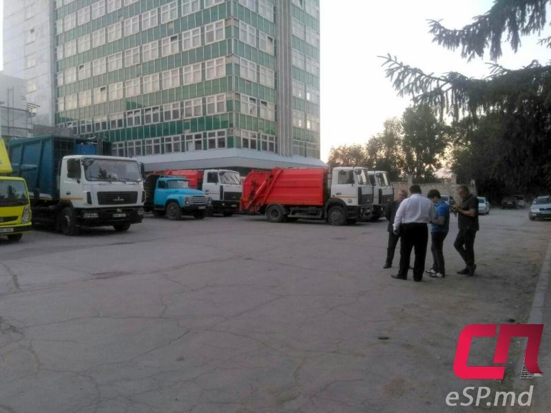 Мусоровозы выстроились в центре Бельц в ожидании премьер-министра