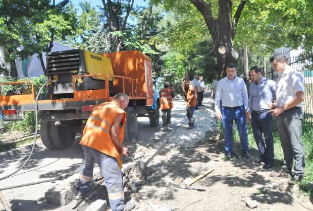 В одном из микрорайонов на Рышкановке появятся тротуары и уличное освещение
