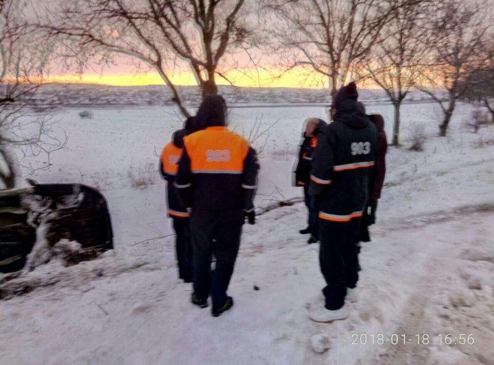 Autobuzul de pe ruta Chișinău-Țâpala, cu 35 de pasageri la bord, a ajuns într-un şant