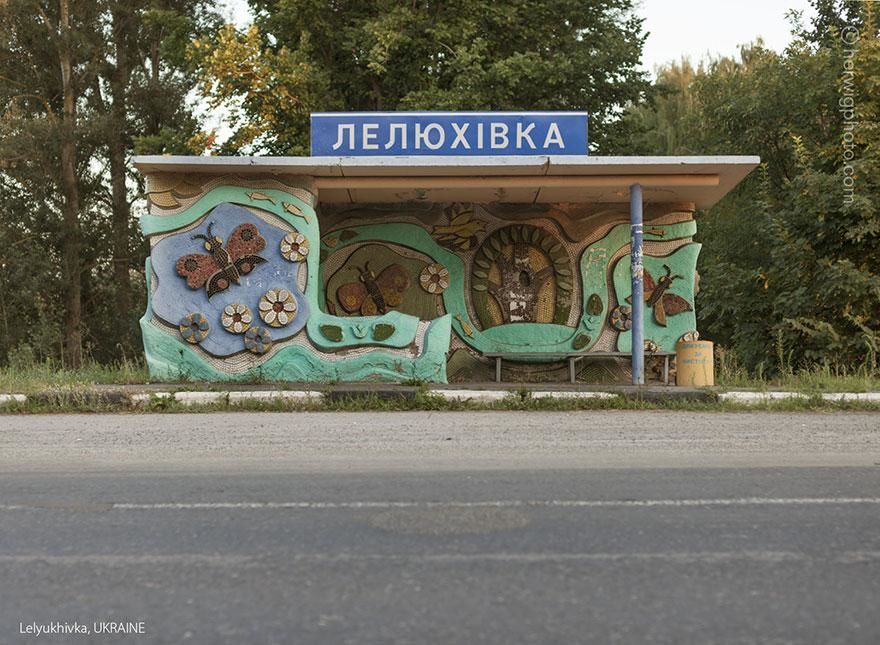 Канадский фотограф запечатлел советские автобусные остановки, в том числе в Молдове