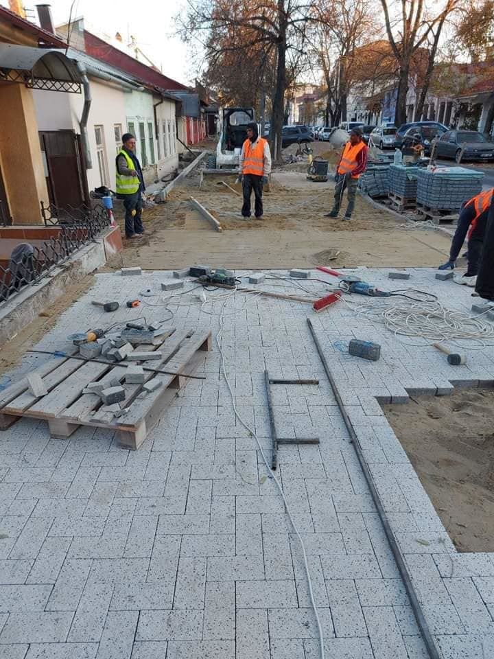Во многих секторах столицы проводится ремонт тротуаров
