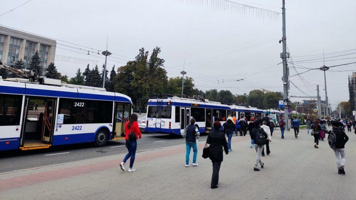 В центре Кишинёва встали десятки троллейбусов