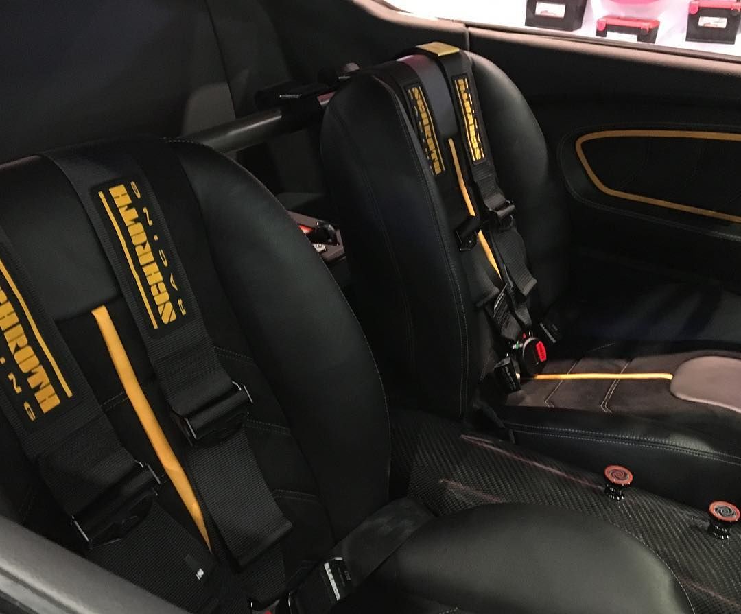 Американцы построили Mustang с двигателем от Ferrari
