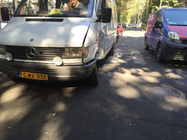 В Кишиневе маршрутка столкнулась с автомобилем: один человек госпитализирован