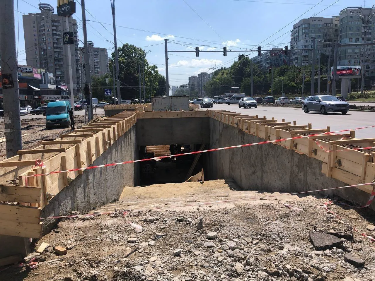 Продолжается ремонт подземного перехода на Ботанике