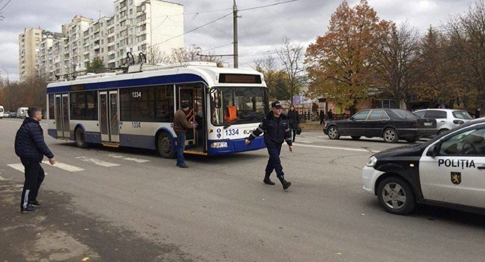 В Кишиневе троллейбус сбил с ног человека