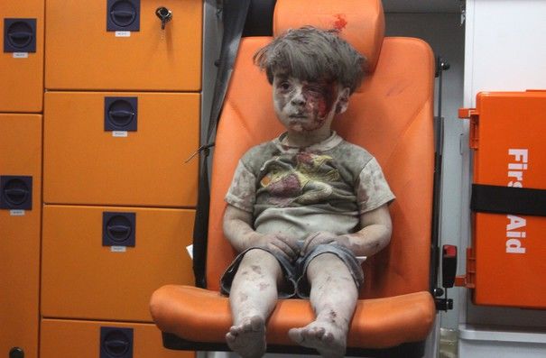 Băieţelul devenit simbol al tragediei umanitare din Siria apare din nou în presă