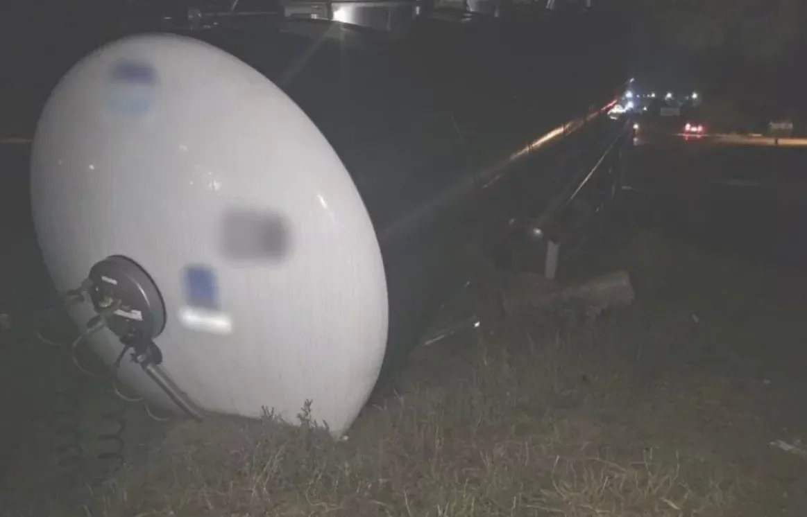 Accident lângă Bălți: O cisternă plină cu suc a ajuns în afara carosabilului
