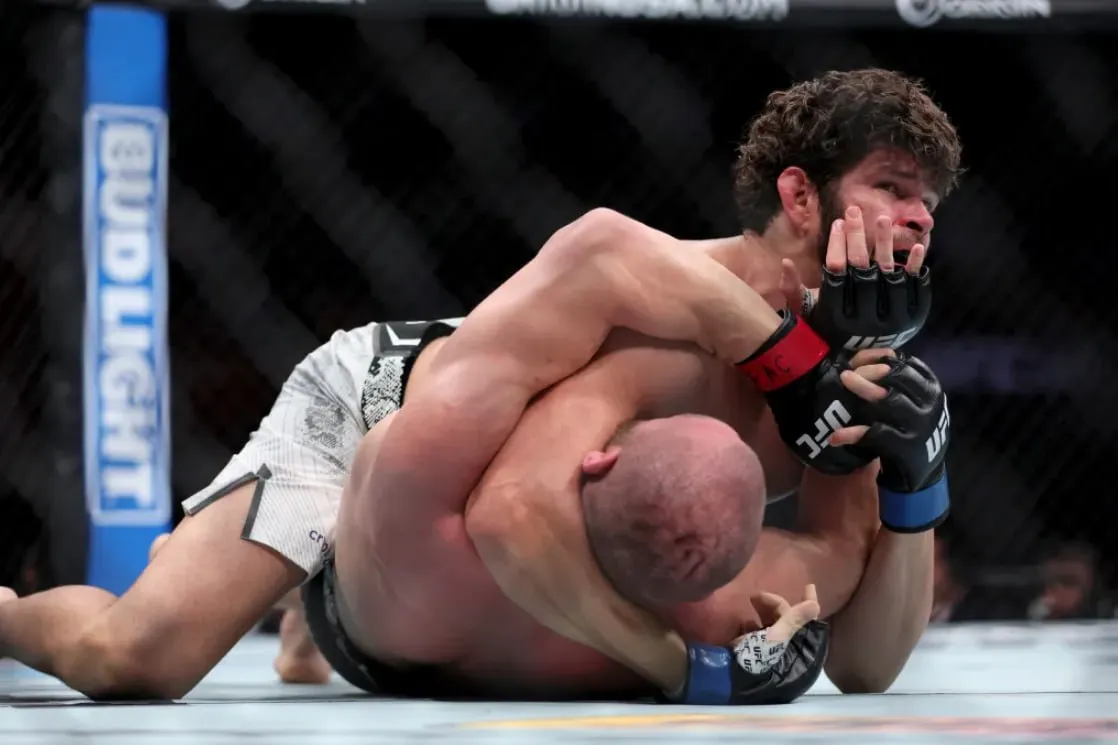 Молдавский боец Куцелаба проиграл Линсу решением судей на турнире UFC 299