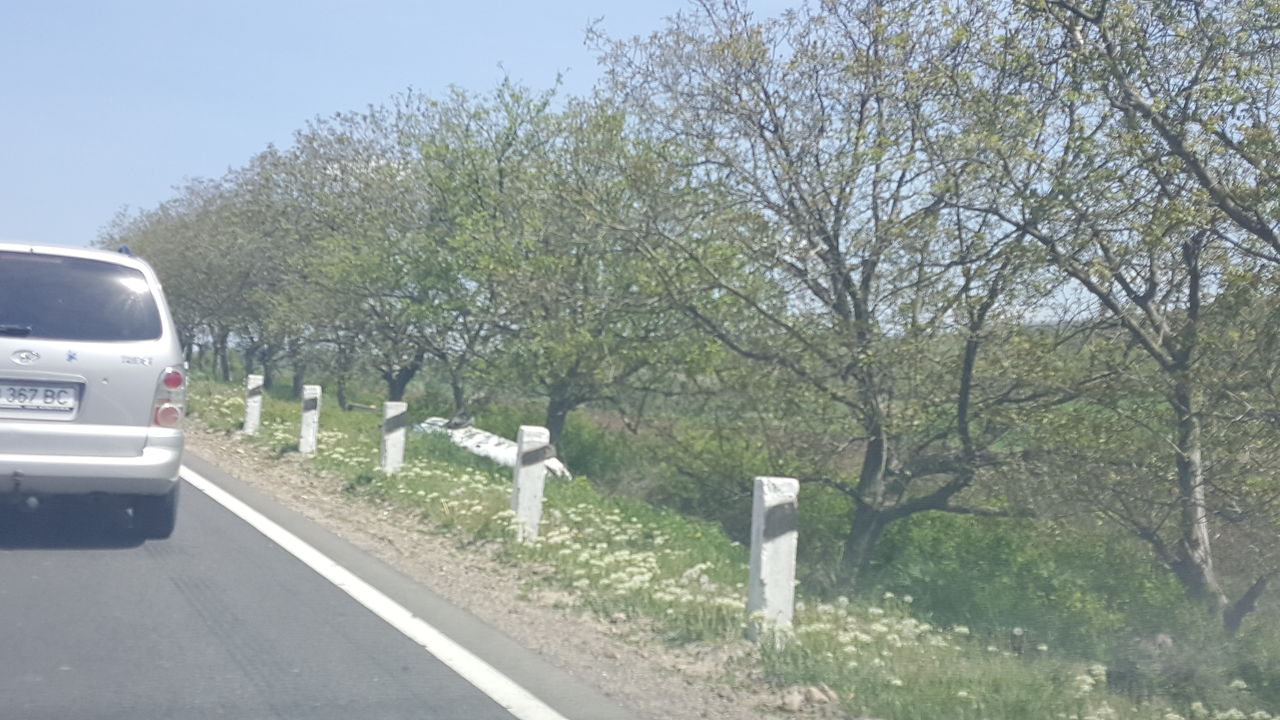 Accident grav lângă Grătiești: O mașină a zburat de pe șosea și s-a răsturnat în șanț