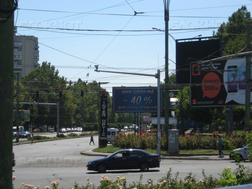 При чистке бульвара Дачия от рекламных панно Киртоакэ "забыл" о самых аварийных перекрестках
