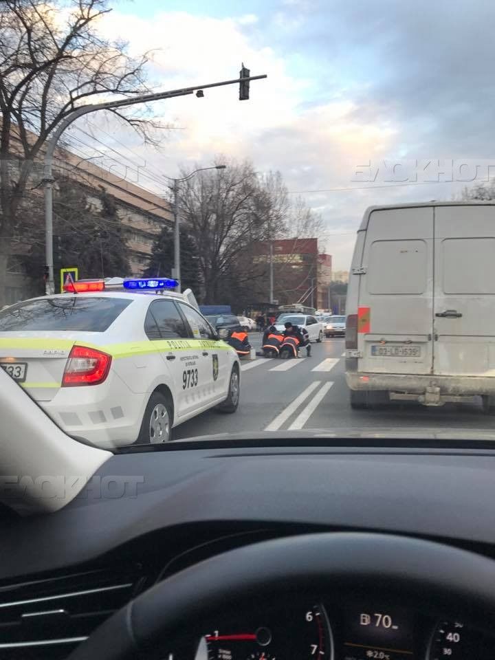 В Кишиневе человеку стало плохо посреди дороги
