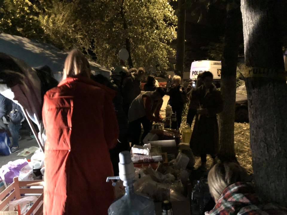 Люди приносят пострадавшим на Рышкановке еду и одежду