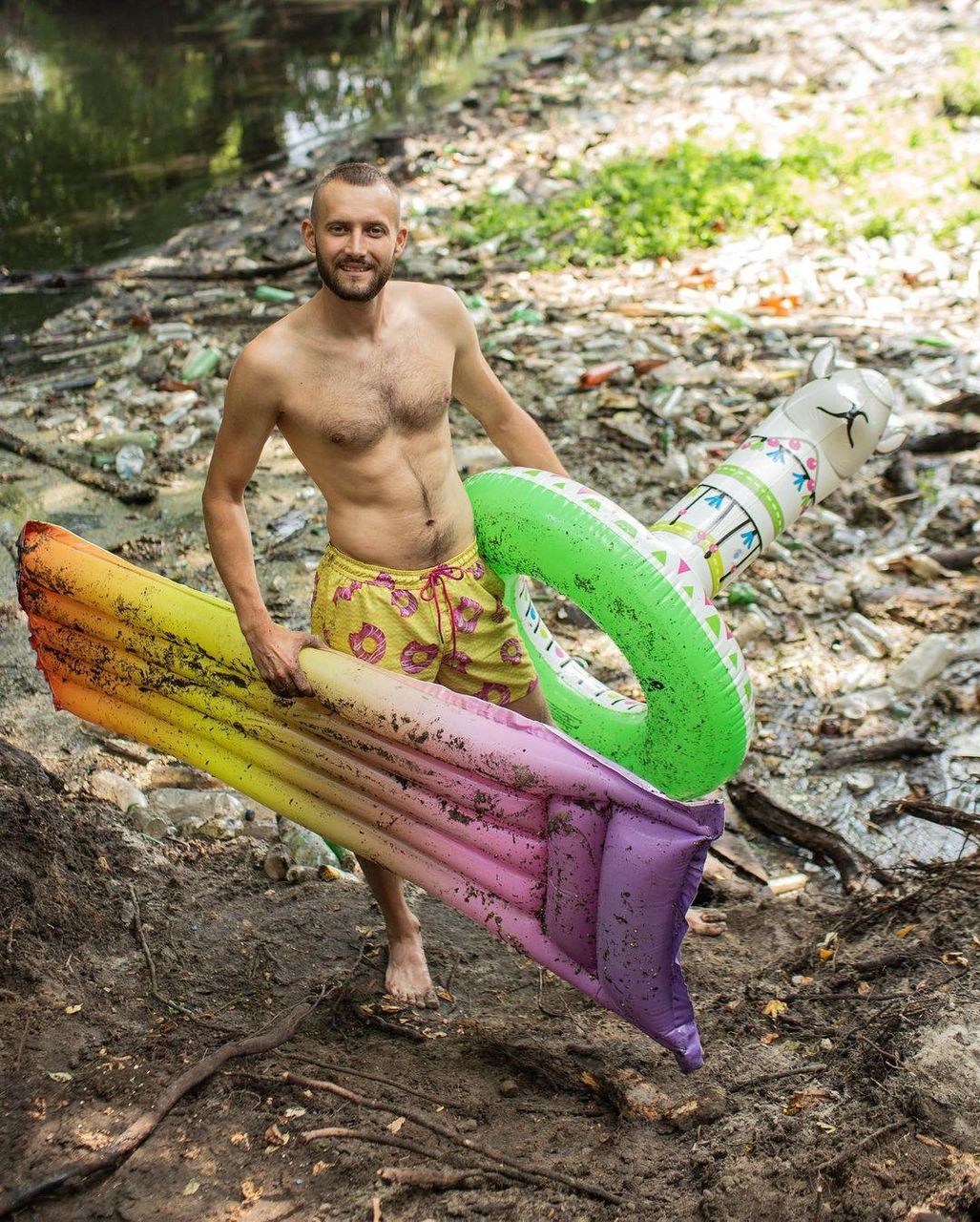 Экоактивист из Харькова устроил фотосессию в куче мусора и стал звездой сети