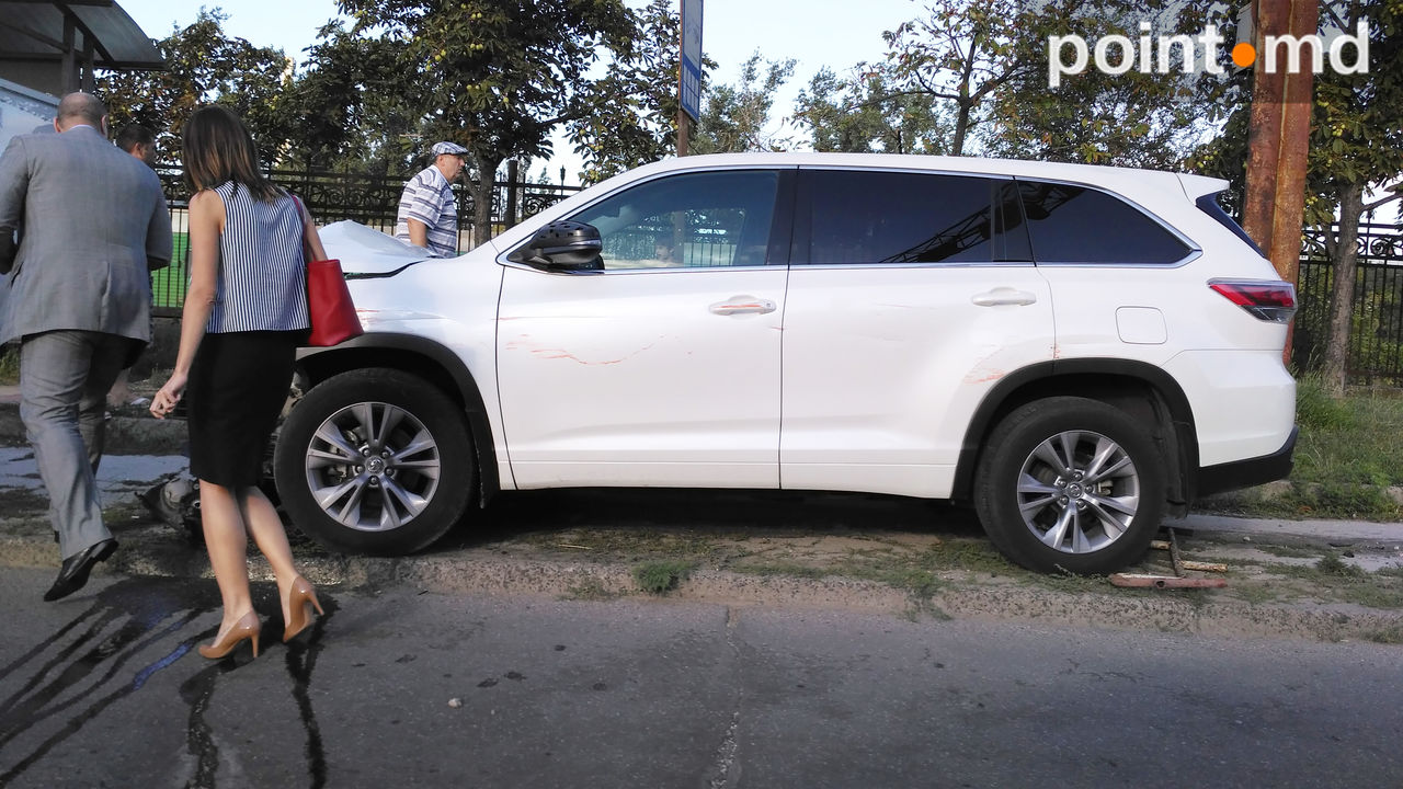 Служебный автомобиль главы MoldATSA попал в аварию