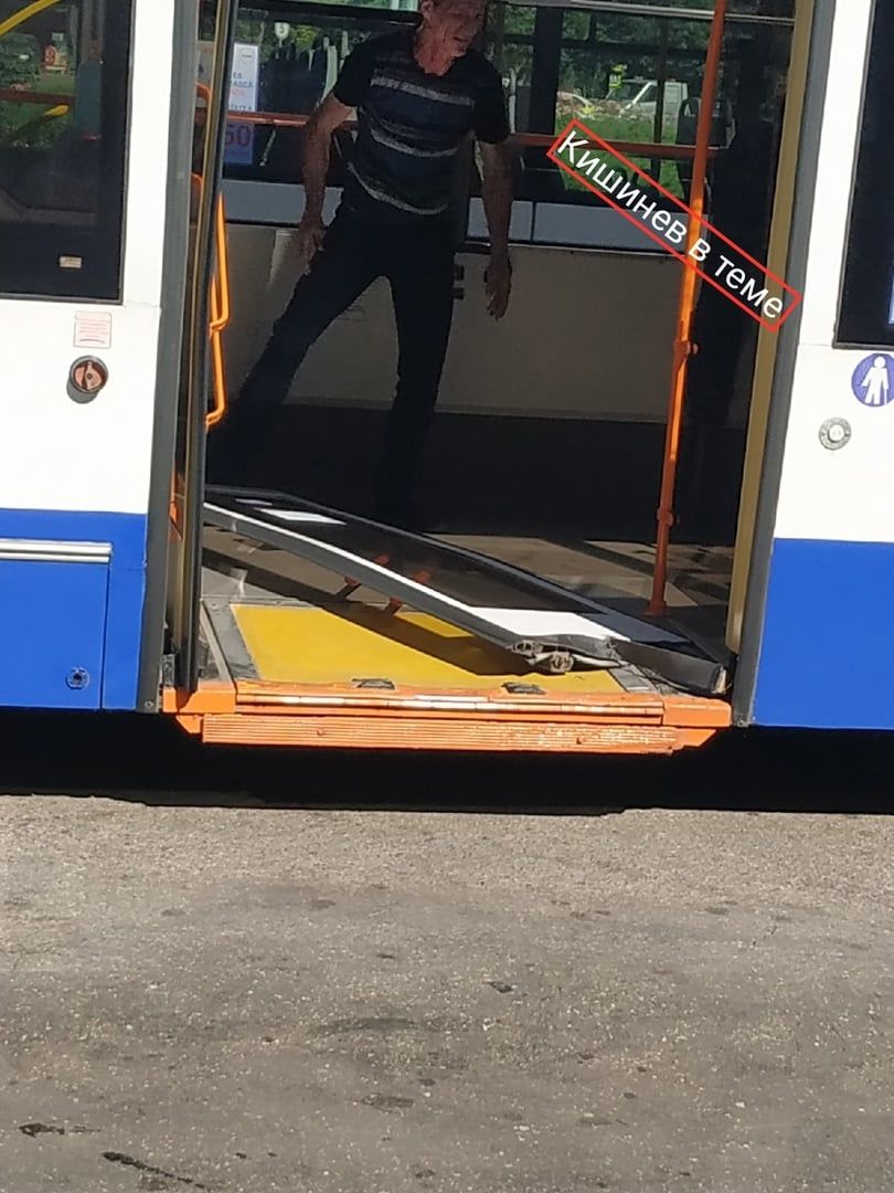 В центре Кишинева у троллейбуса отвалилась дверь