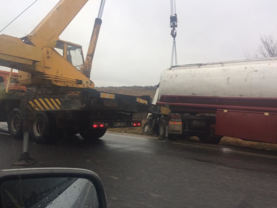 Перевернувшуюся автоцистерну вблизи Оргеева подняли при помощи крана