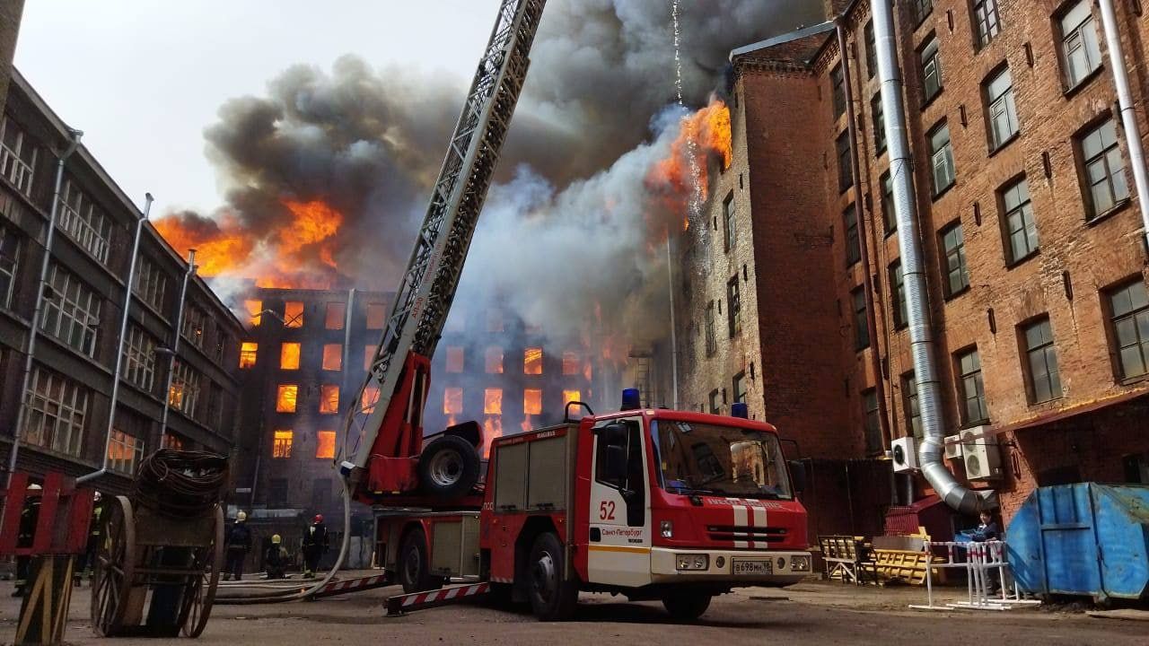 В Петербурге загорелась фабрика "Невская мануфактура"