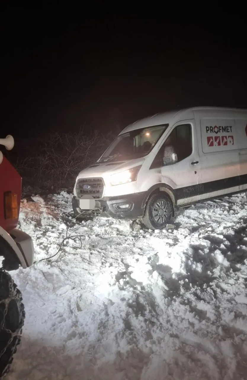 IGSU a efectuat opt misiuni de tractare a vehiculelor din cauza poleiului pe drumuri