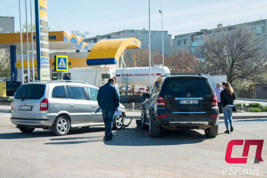 В Бельцах на перекрестке столкнулись Мерседес и Опель