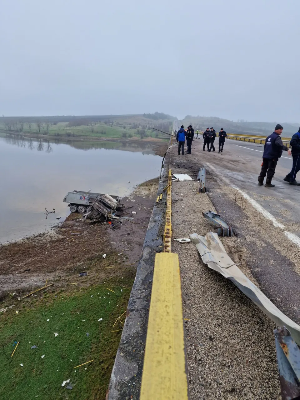 В Сынжерейском районе РМ грузовик вылетел с дороги и оказался в водоеме