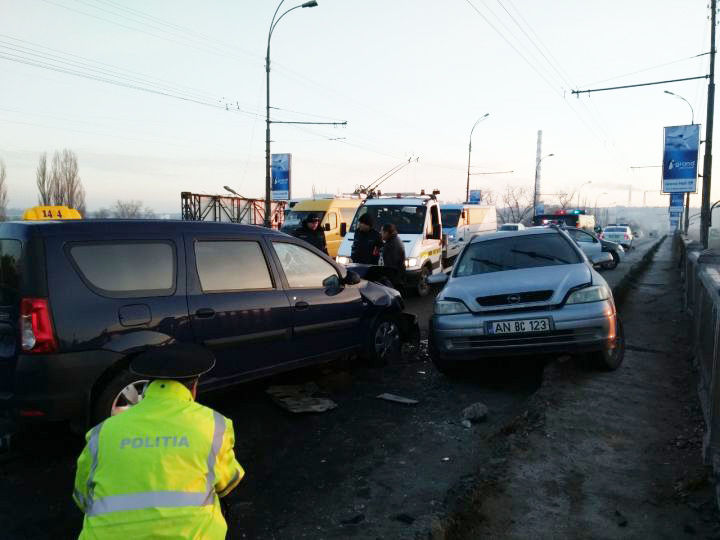 Accident matinal pe podul Ismail. O maşină a ajuns pe contrasens şi a intrat frontal în alta