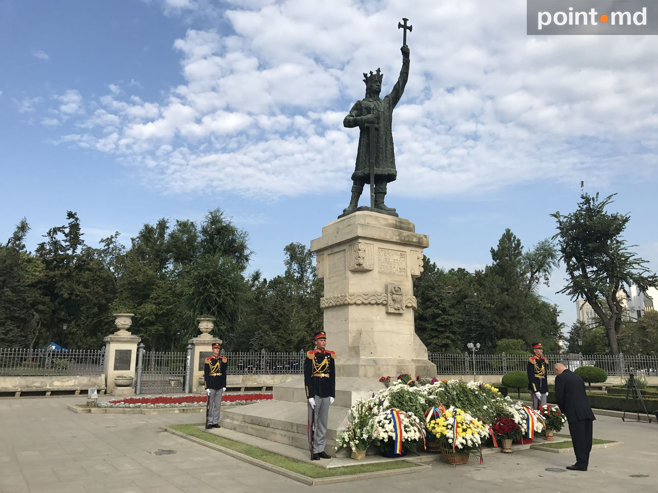 Candu, Dodon și Filip au depus flori la monumentul lui Ștefan cel Mare și Sfânt cu ocazia Zilei Independenței R. Moldova