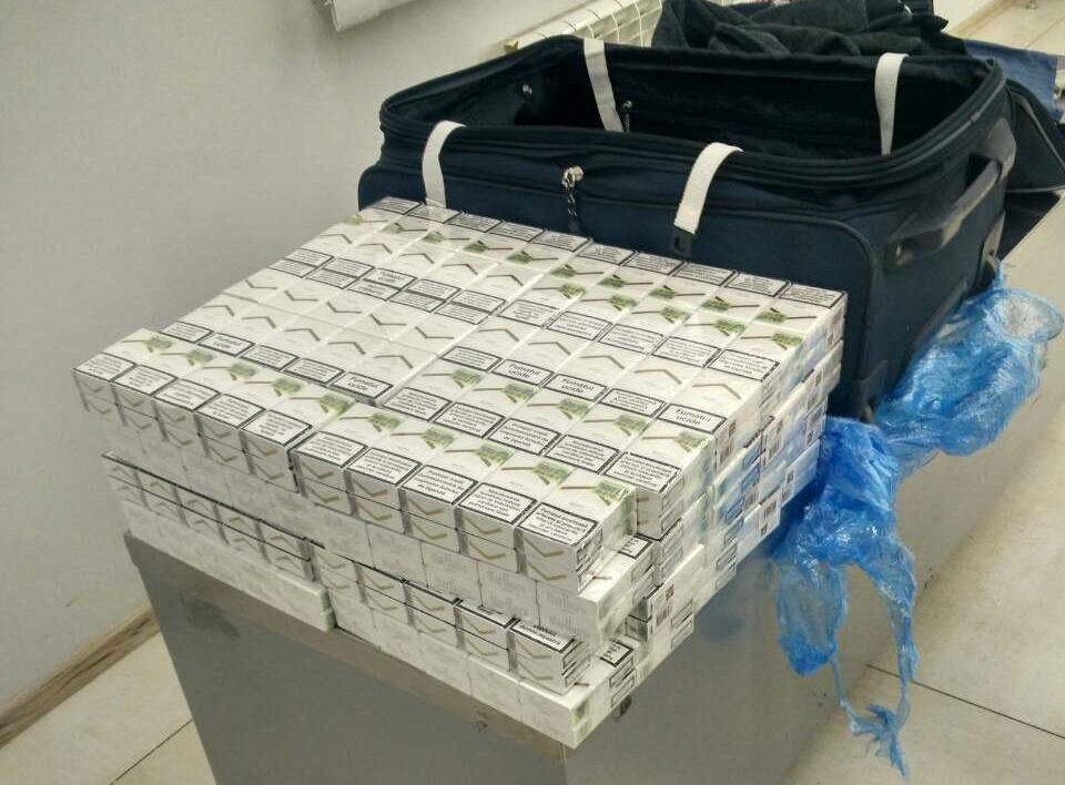 Две попытки контрабанды сигарет пресечены на авиарейсах в Англию