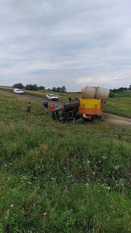 В Единецком районе перевернулся трактор, водитель попал в больницу