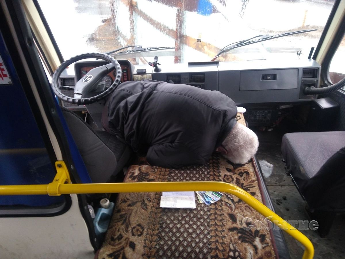 Выпрыгивали на ходу: на Украине водитель школьного автобуса умер за рулем