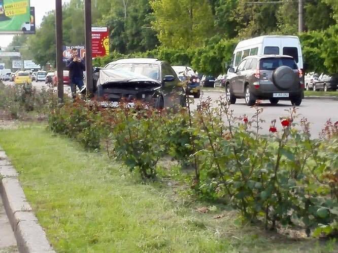 Un șofer a intrat cu BMW-ul într-un panou publicitar la Botanica