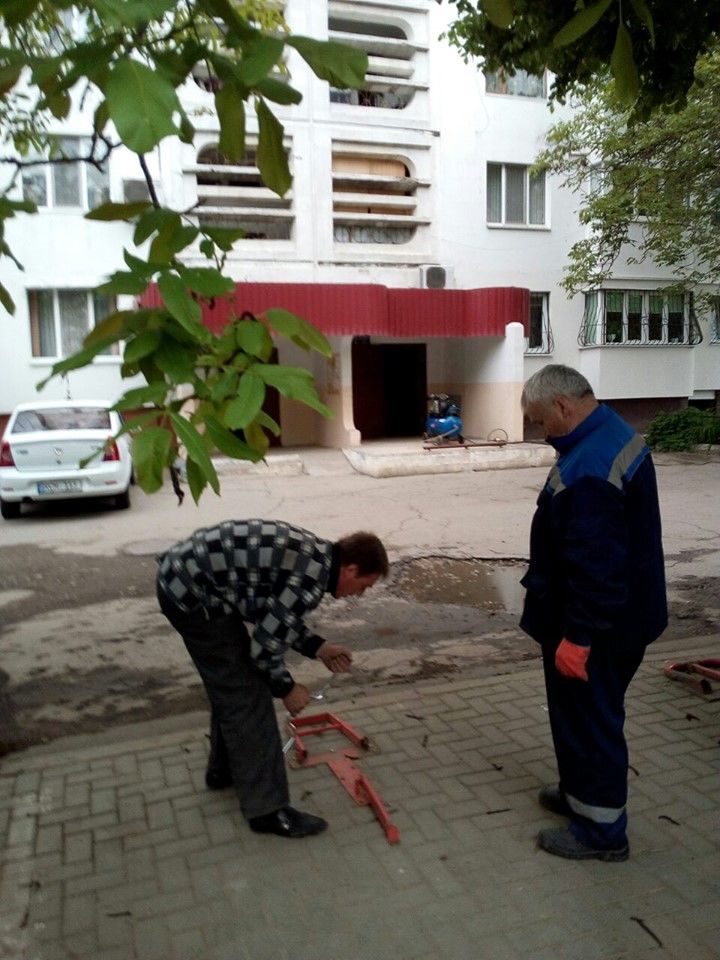На Чеканах демонтируют несанкционированные антипарковочные барьеры