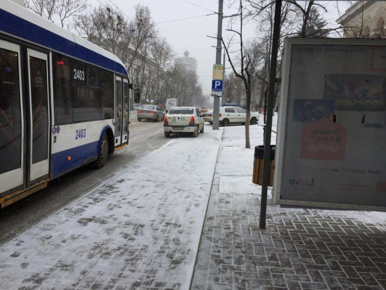 Автомобиль ЛДПМ запечатлели за нарушением ПДД в Кишиневе