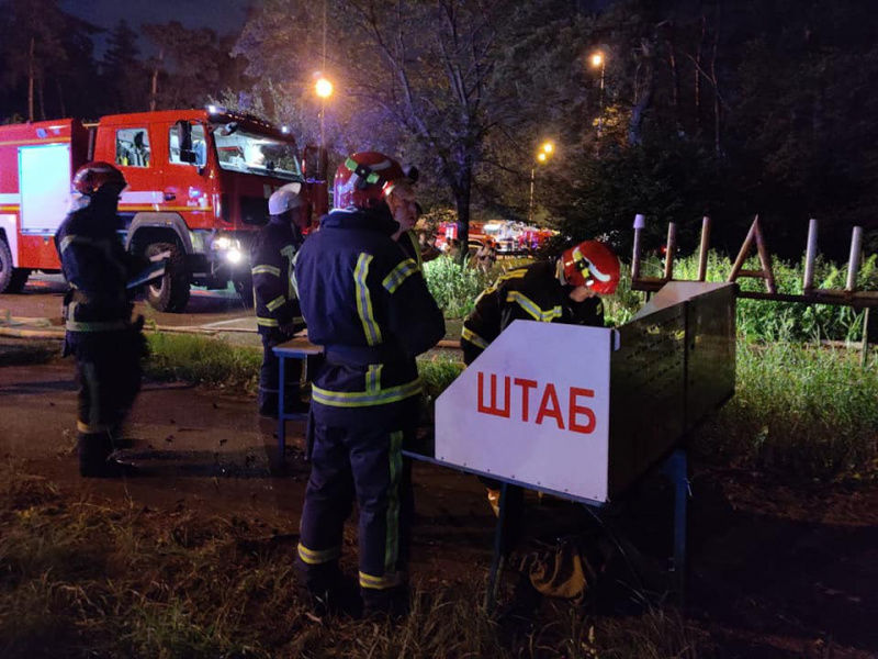 В Киеве горел ресторан, огонь тушили 11 спецмашин