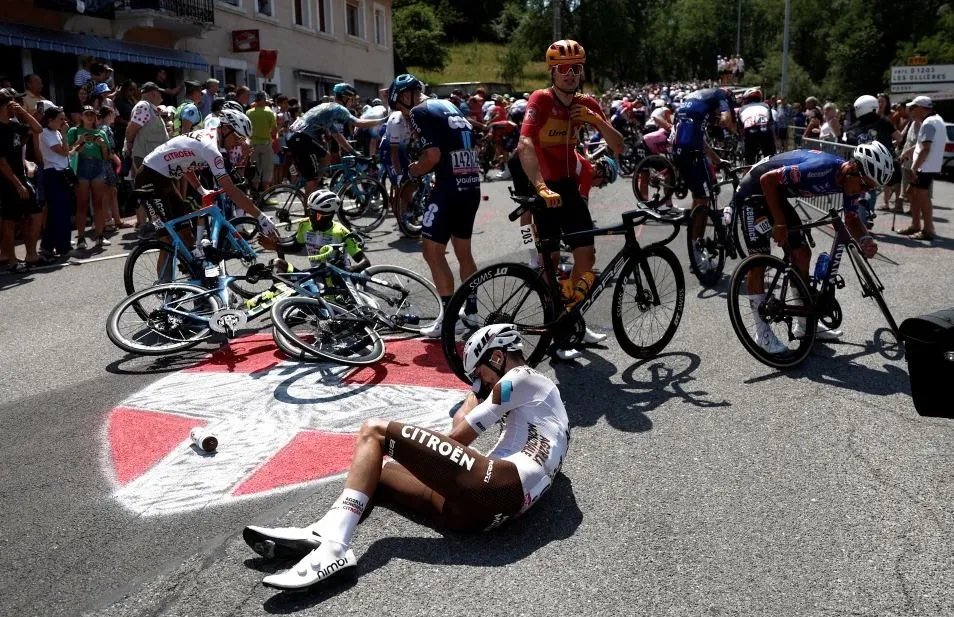 Зритель устроил массовую аварию на велогонке Tour de France из-за селфи
