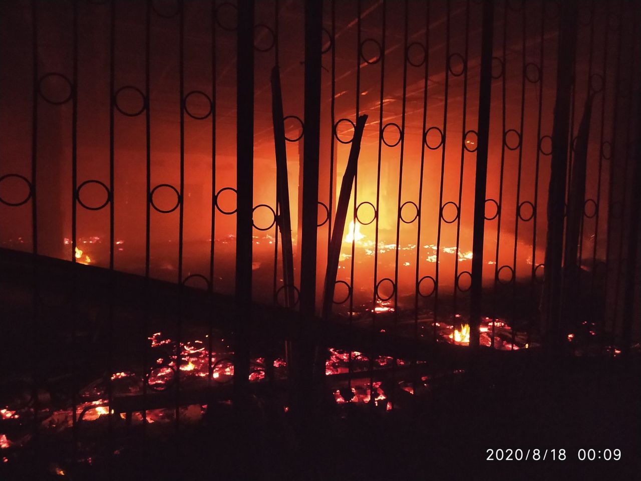Пожарные потушили пожар, вспыхнувший в двухэтажном здании в Ставченах