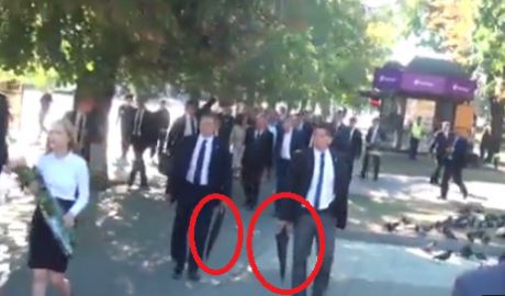 Filip, Candu şi Timofti, păziţi cu umbrele antiglonţ ca şi Plahotniuc