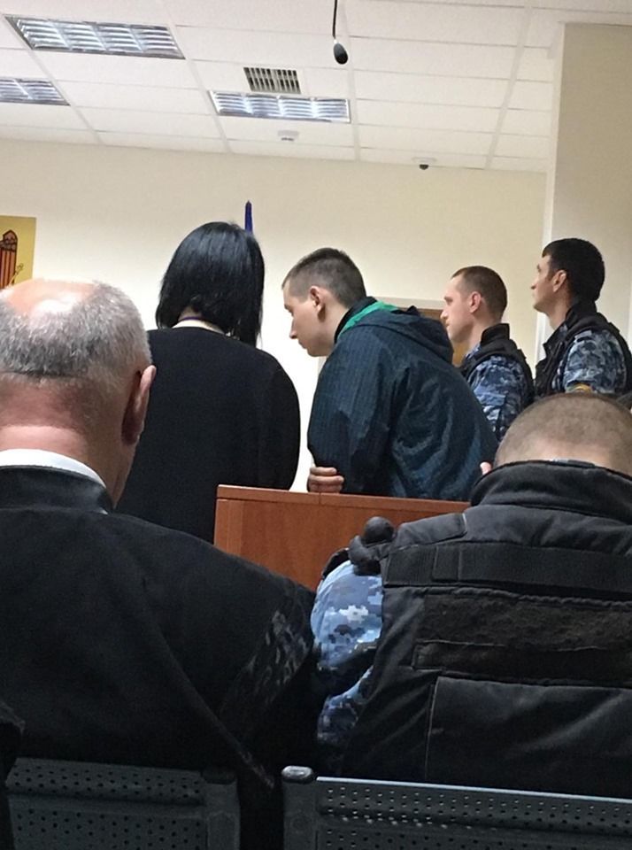 Подозреваемых в групповом изнасиловании двух девушек доставили в суд